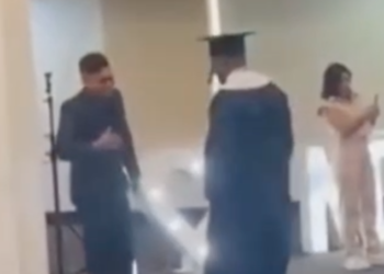 A los 41 años, Carmelo Valencia se graduó de bachiller